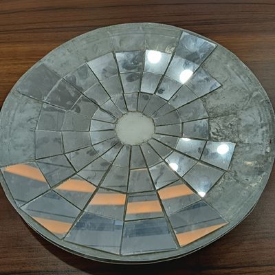 軽量で高強度のアルミニウムハニカムパネルがソーラーパネルに使用されています。