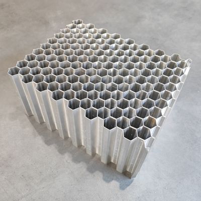 品質  Two Piece Adhesive Type Aluminum Honeycomb Core Used In Deformable Crash Test Barriers 工場