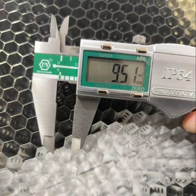 パンシングホール スロットアルミニウム ハニーコムコア 5.5mm サイド長さ