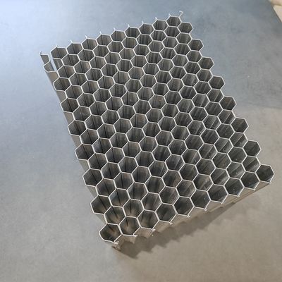 変形可能な衝突試験障壁に使用される2パーツ接着型アルミニウム蜂蜜コア