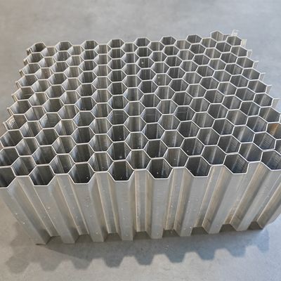 変形可能な衝突試験障壁に使用される2パーツ接着型アルミニウム蜂蜜コア