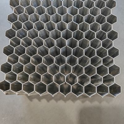 変形可能な衝突試験障壁に使用される2パーツ接着型アルミニウム蜂蜜コア