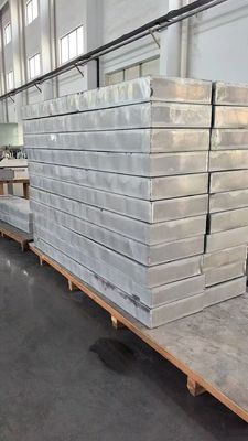 内部 の 浮き 屋根 に 用い られ た 溶接 さ れ た アルミ 蜂蜜 巣 パネル