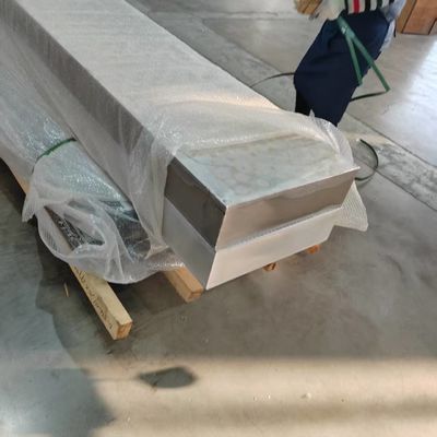 内部 の 浮き 屋根 に 用い られ た 溶接 さ れ た アルミ 蜂蜜 巣 パネル