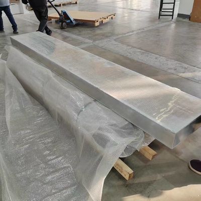 内面の浮き屋根に使用された溶接アルミ蜂蜜パネル