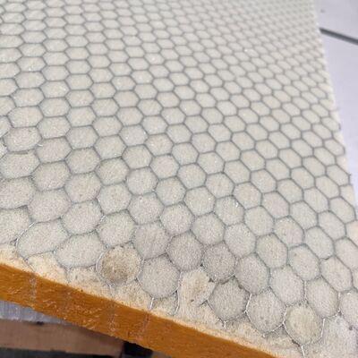 泡 で 満たさ れ た アルミ の 蜂蜜 巣 の 中核 は 体重 を 70% 減らし ます