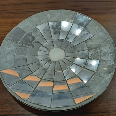 軽量で高強度のアルミニウムハニカムパネルがソーラーパネルに使用されています。